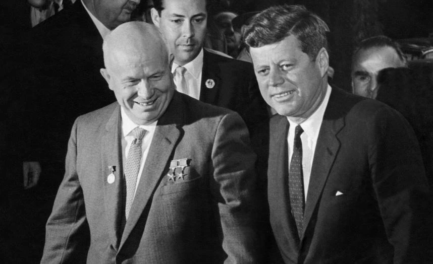 Lãnh đạo Liên Xô Nikita Khrushchev (trái) và Tổng thống Mỹ John F. Kennedy. Ảnh: AFP