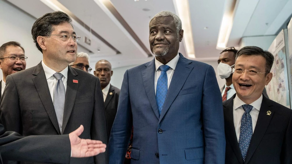 Bộ trưởng Ngoại giao Trung Quốc Tần Cương (trái) và Chủ tịch Ủy ban Liên minh châu Phi Moussa Faki tại thủ đô Addis Ababa (Ethiopia) ngày 11-2. Ảnh: AFP/GETTY IMAGES