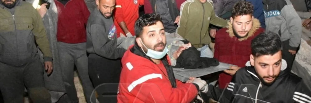 Một nạn nhân được khiêng ra khỏi tòa nhà bị sập ở Hama, Syria. Ảnh: REUTERS