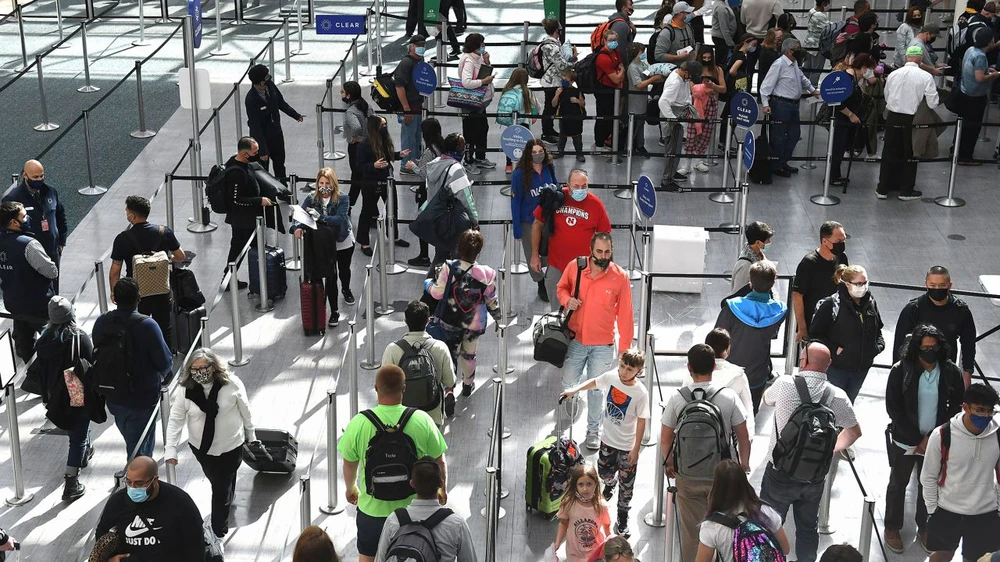 Hành khách tại sân bay quốc tế Orlando, bang Florida (Mỹ) dịp lễ Tạ ơn 24-11-2022, lượng khách đông sau đại dịch. Ảnh: GETTY IMAGES