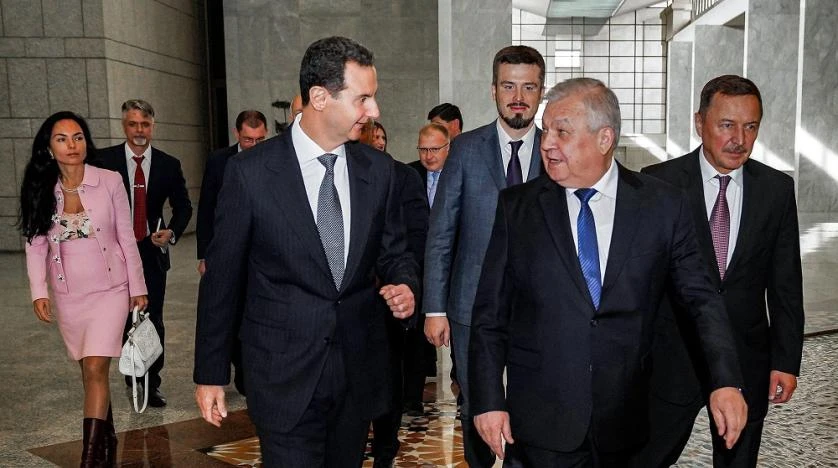 Tổng thống Syria Bashar al-Assad (giữa, trái) tiếp Đặc phái viên Nga về Syria Alexander Lavrentiev (giữa, phải) tại thủ đô Damascus (Syria) ngày 12-1. Ảnh: SANA/AFP