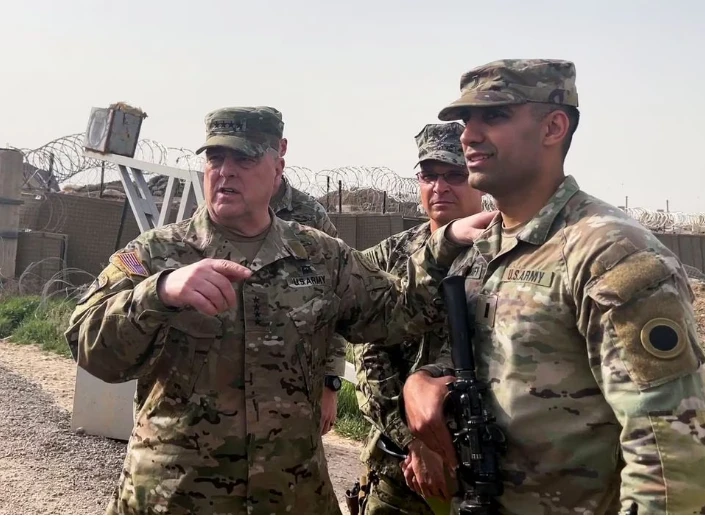 Chủ tịch Hội đồng Tham mưu trưởng Liên quân Mỹ - Tướng Mark Milley trao đổi với binh sĩ tại một căn cứ quân sự của Mỹ ở đông bắc Syria, ngày 4-3. Ảnh: REUTERS