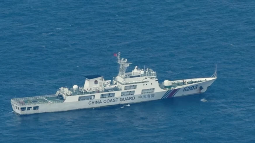 Tàu Cảnh sát biển Trung Quốc đi gần đảo Thị Tứ do Philippines chiếm đóng, thuộc quần đảo Trường Sa của Việt Nam ở Biển Đông, vào ngày 9-3. Ảnh: REUTERS