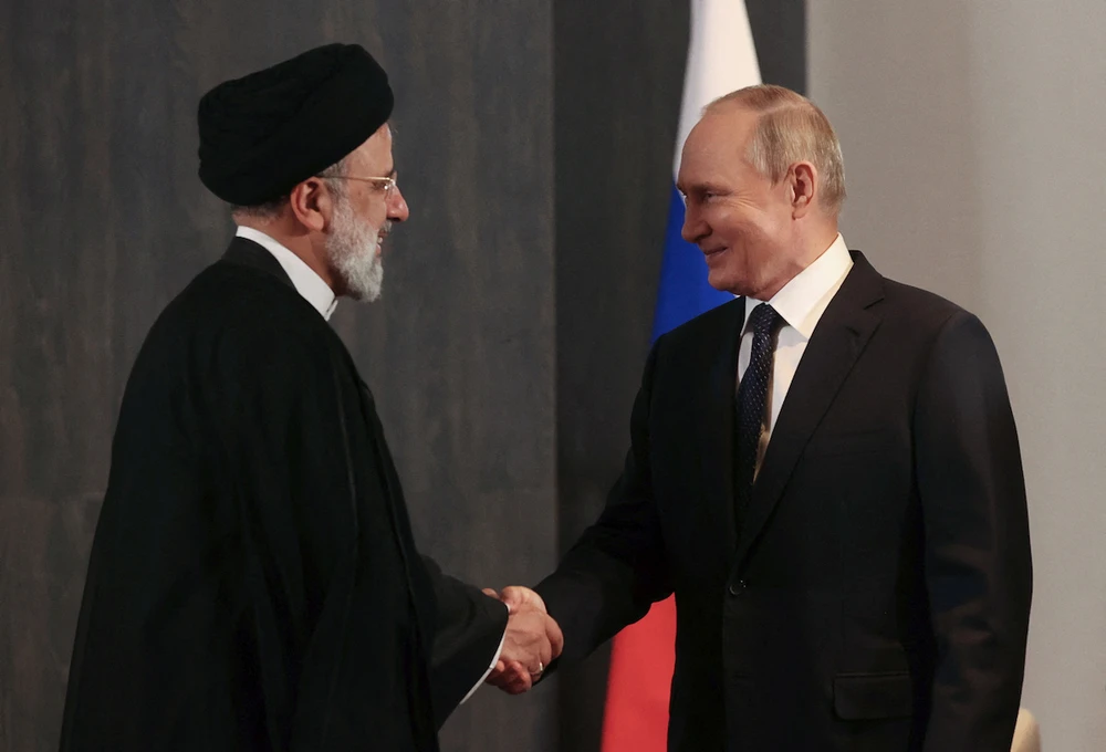 Tổng thống Nga Vladimir Putin (phải) bắt tay Tổng thống Iran Ebrahim Raisi trong cuộc gặp bên lề hội nghị thượng đỉnh Tổ chức Hợp tác Thượng Hải (SCO) ở Samarkand (Uzbekistan) ngày 15-9-2022. Ảnh: SPUNIK/ REUTERS