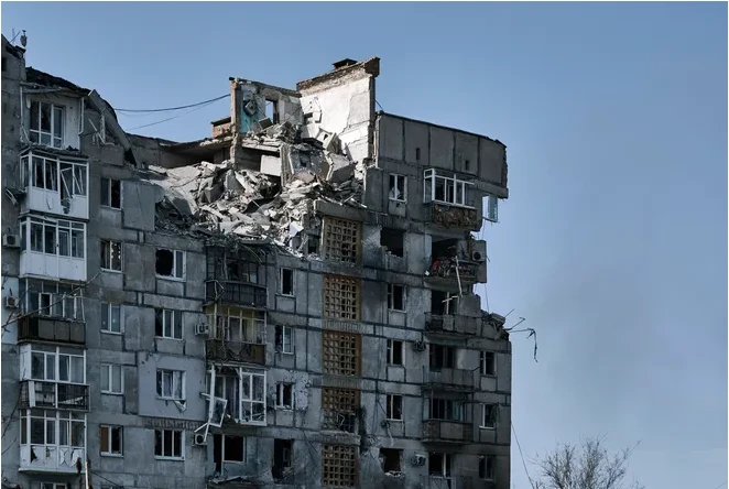 Một tòa nhà bị hư hại trong giao tranh ở Bahkmut, tỉnh Donetsk, vùng Donbass (đông Ukraine) ngày 9-4. Ảnh: AP