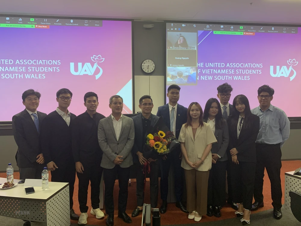 Ông Nguyễn Đăng Thắng (thứ tư từ trái sang) - Tổng lãnh sự Việt Nam tại bang New South Wales, bang Nam Australia và bang Queensland - chụp ảnh lưu niệm cùng đại diện Hội sinh viên Việt Nam tại bang New South Wales (Úc). Ảnh: Văn Linh/TTXVN