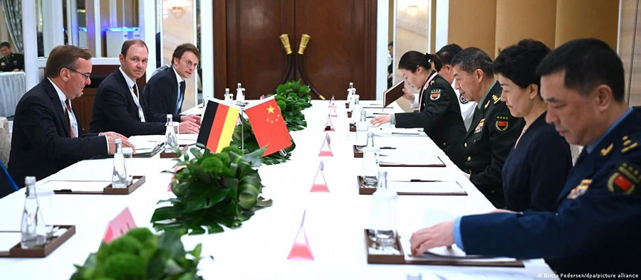 Phái đoàn Đức do Bộ trưởng Quốc phòng Boris Pistorius dẫn đầu (trái) gặp phái đoàn TQ do Bộ trưởng Quốc phòng Lý Thượng Phúc dẫn đầu tại Đối thoại Shangri-La cuối tuần rồi. Ảnh: DW