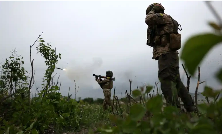 Lính Ukraine bắn súng phóng lựu tại một khu vực tiền tuyến gần Bakhmut, tỉnh Donetsk, đông Ukraine. Ảnh: AFP/GETTY IMAGES