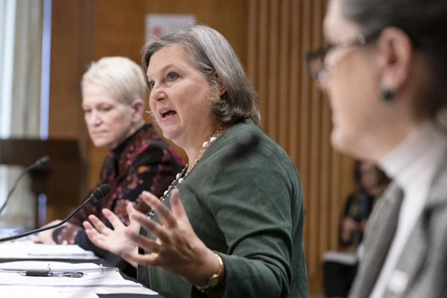 Quyền Thứ trưởng Ngoại giao Mỹ Victoria Nuland (giữa) họp báo sau cuộc gặp với các lãnh đạo đảo chính Niger, tại Neamey ngày 7-8. Chuyến đi của bà Nuland được cho nhằm ngăn Wagner mở rộng ảnh hưởng ở Niger. Ảnh: AP