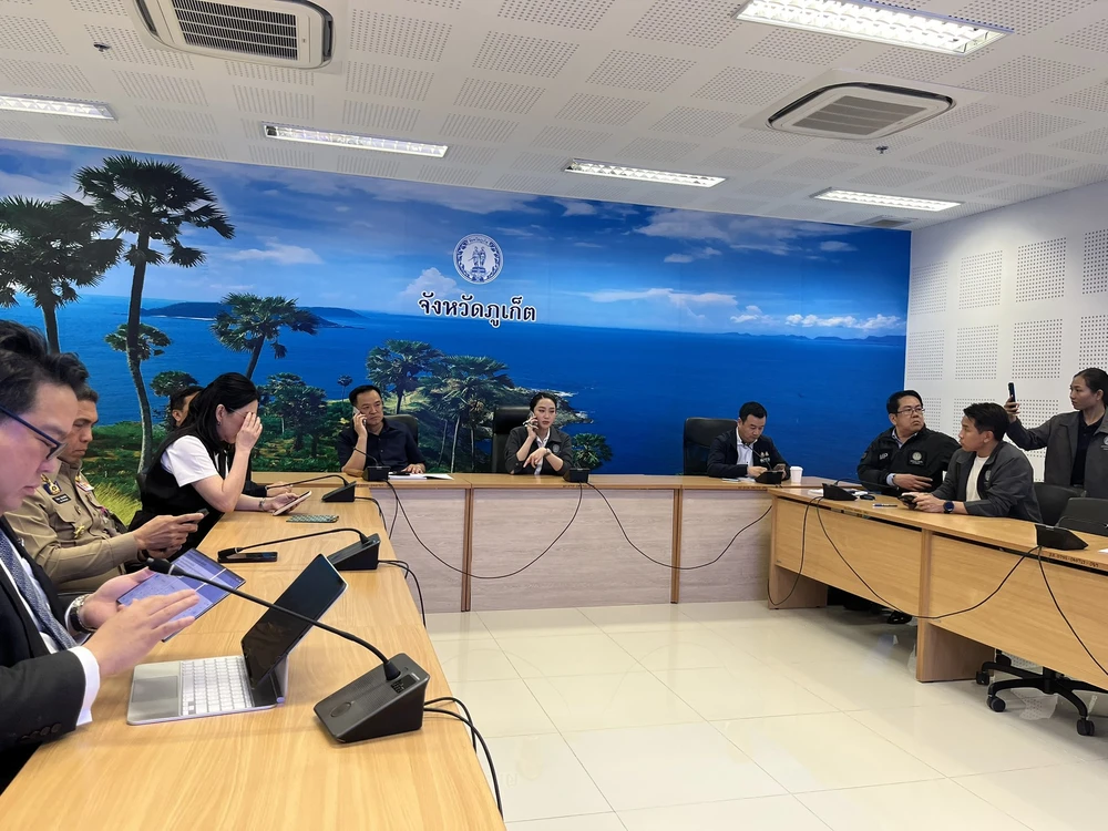 Thủ tướng Thái Lan - bà Paetongtarn Shinawatra nhận thông tin về rung chấn do động đất ngày 28-3. Ảnh: X