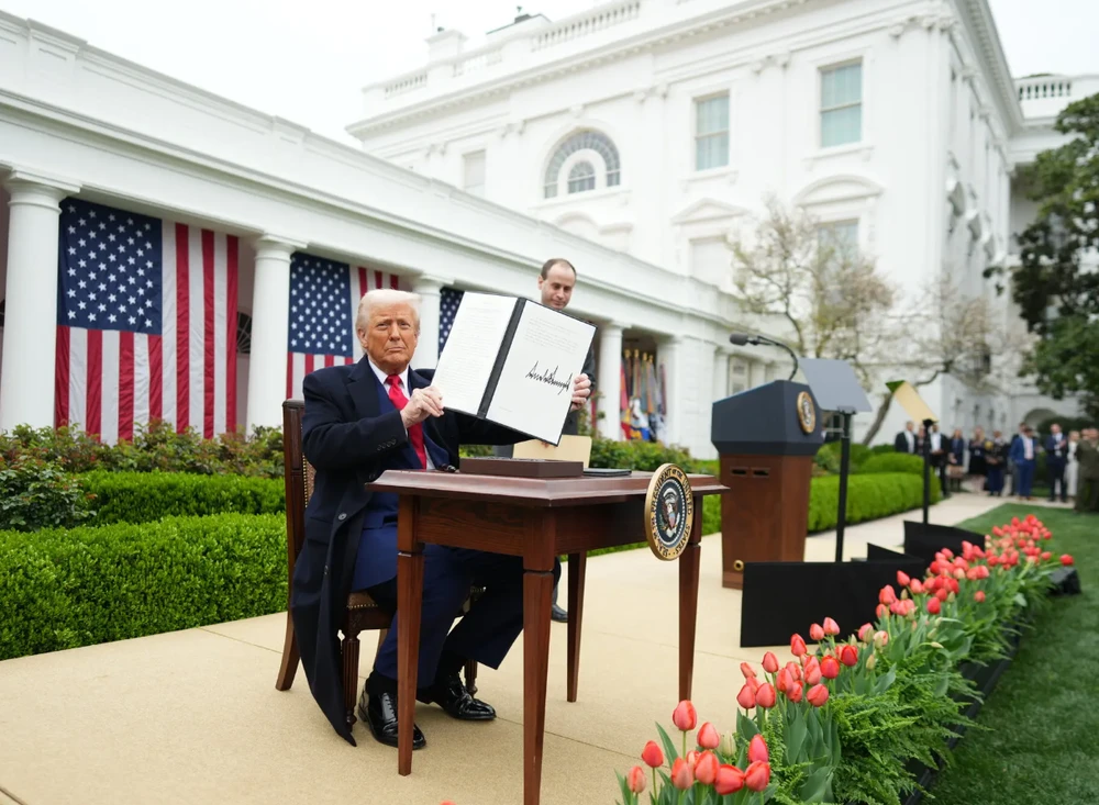 Hải quan Mỹ bắt đầu thu thuế đối ứng cơ bản 10%; Các nước khẩn trương đàm phán