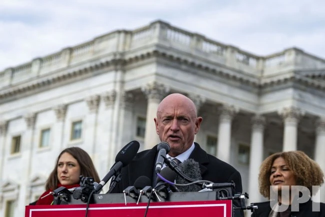 nghị sĩ Dân chủ Kelly 1.jpg