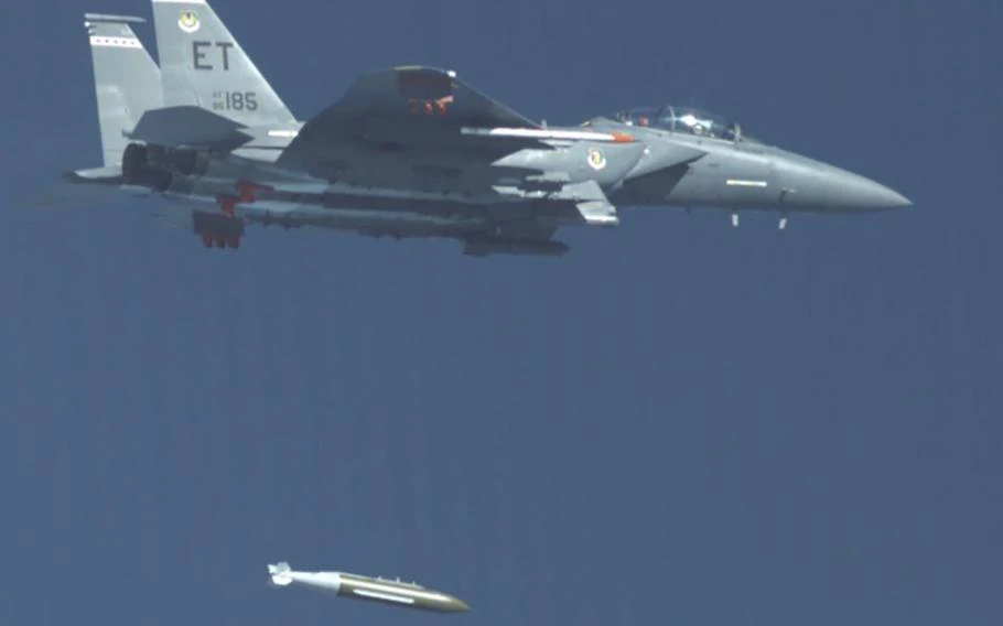 Không quân Mỹ thả bom Iran.jpg