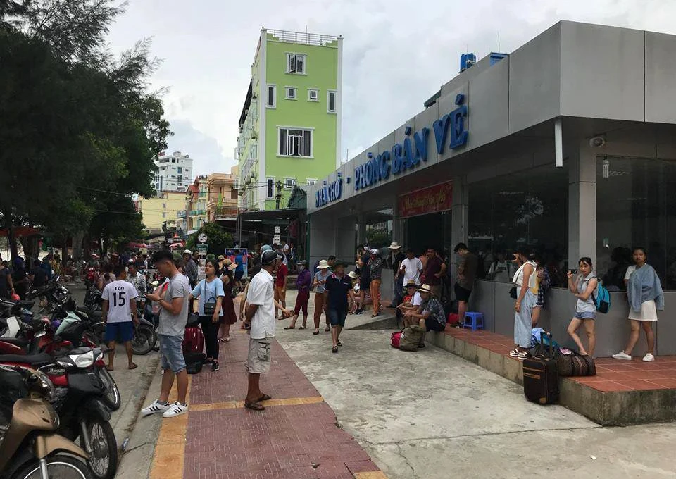 Hơn 5.000 du khách bị kẹt trên đảo Cô Tô bắt đầu về đất liền ảnh 1