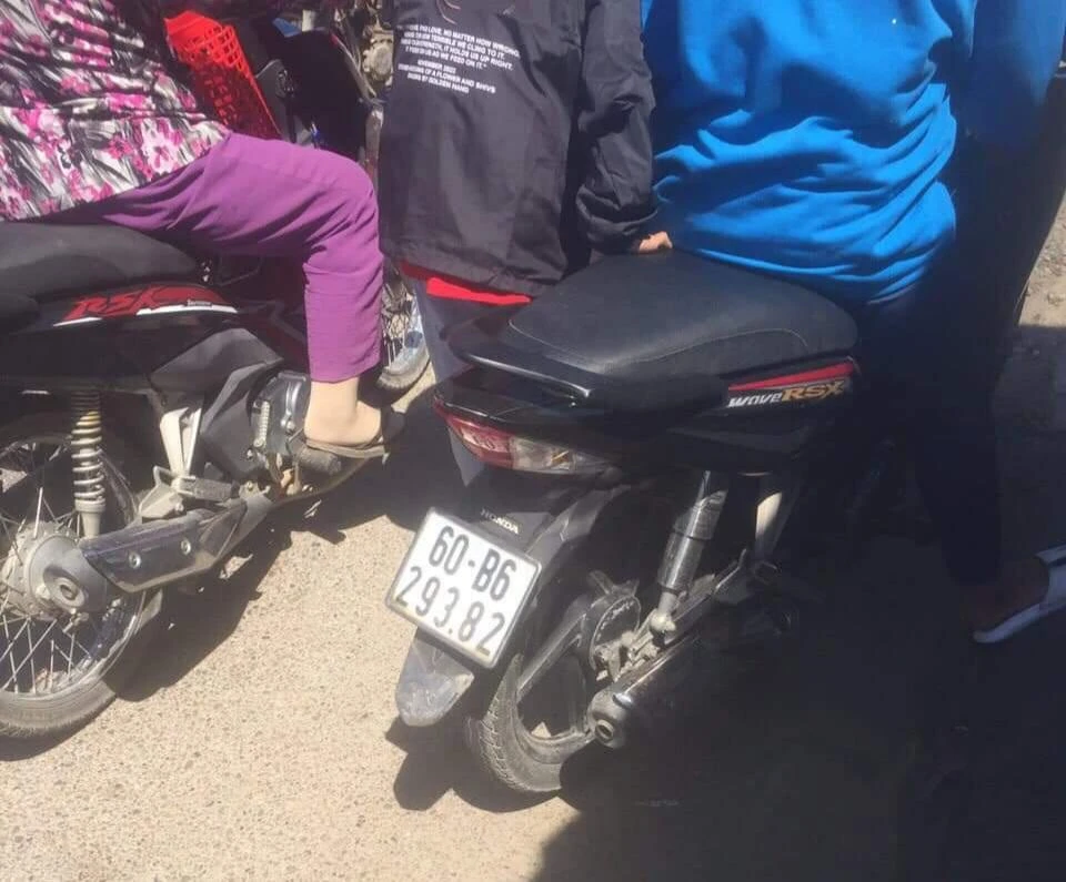 Hình ảnh hai người phụ nữ cùng chiếc xe máy tại hiện trường vụ tai nạn. Ảnh: CA