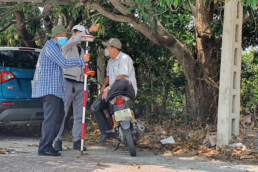 Địa chính tiến hành đo đạc, kiểm kê đất tại thị trấn Cam Đức. Ảnh: Huỳnh Hải.