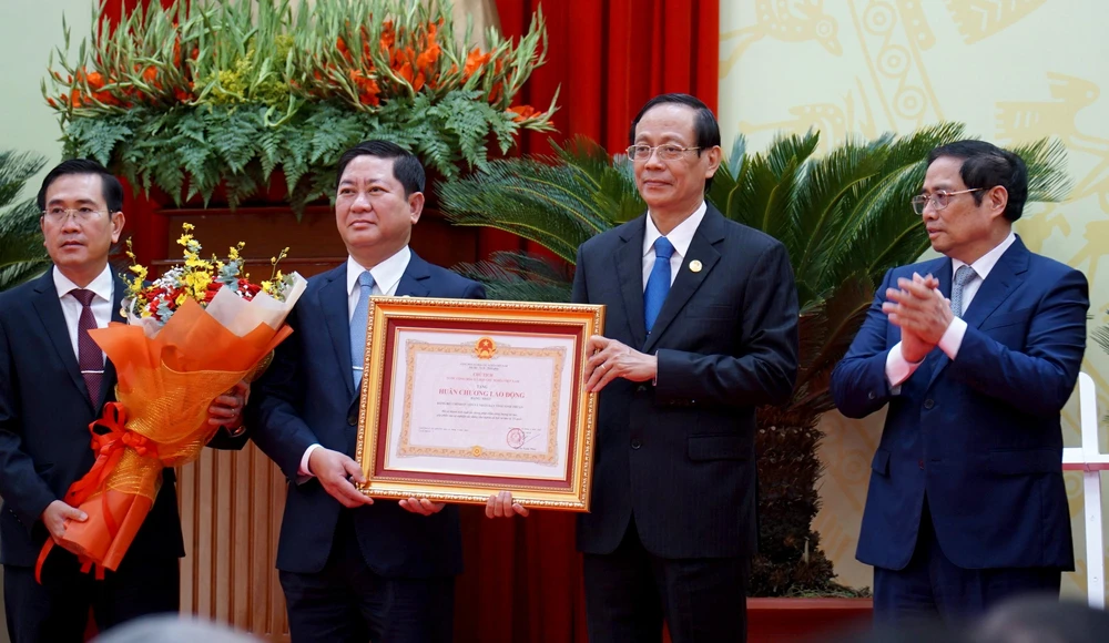 Thủ tướng trao bằng khen cho tỉnh Ninh Thuận. Ảnh: HUỲNH HẢI