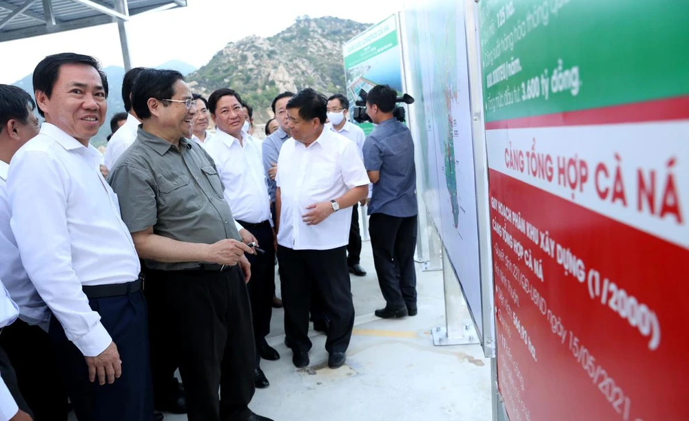 Thủ tướng kiểm tra tại khu tổ hợp Cà Ná, cảng Cà Ná ở xã Phước Diêm, huyện Thuận Nam. Ảnh: V.N.