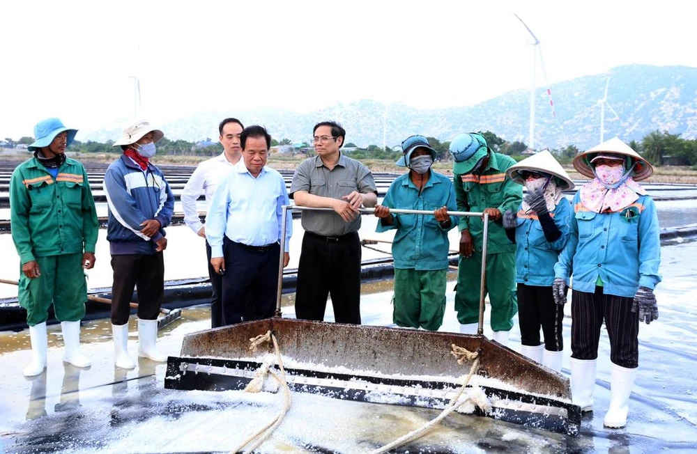 Thủ tướng thăm hỏi các diêm dân tại cánh đồng muối Quán Thẻ, xã Phước Minh, huyện Thuận Nam. Ảnh: V.N.
