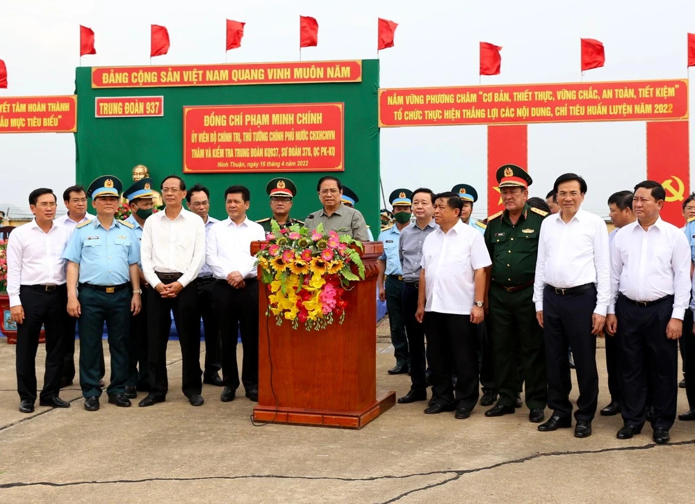 Thủ tướng Phạm Minh Chính thăm, kiểm tra công tác huấn luyện Trung đoàn 937 tại sân bay Thành Sơn. Ảnh: V.N.