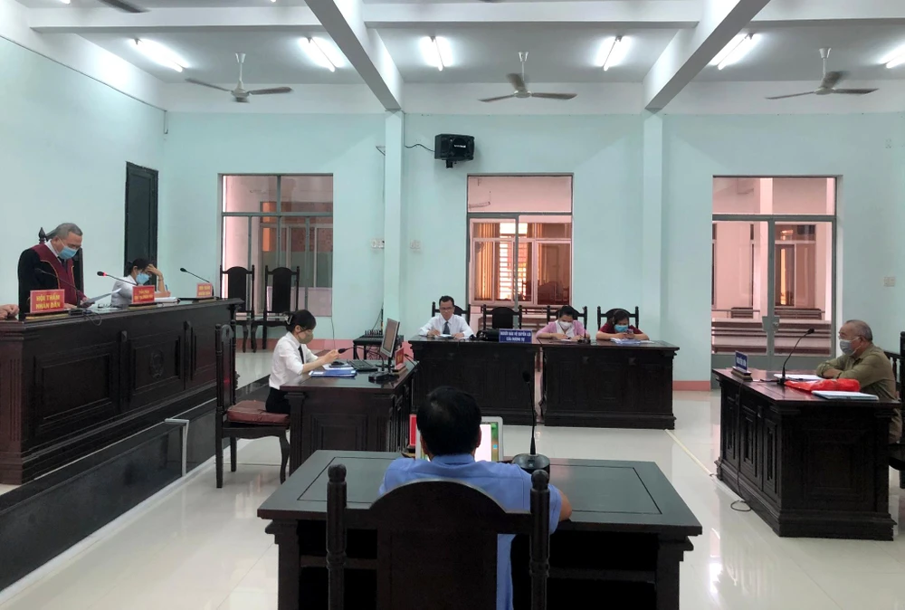 Phiên tòa hành chính dân kiện chỉ tịch tỉnh Khánh Hòa vì từ chối cung cấp thông tin. Ảnh: H.H.