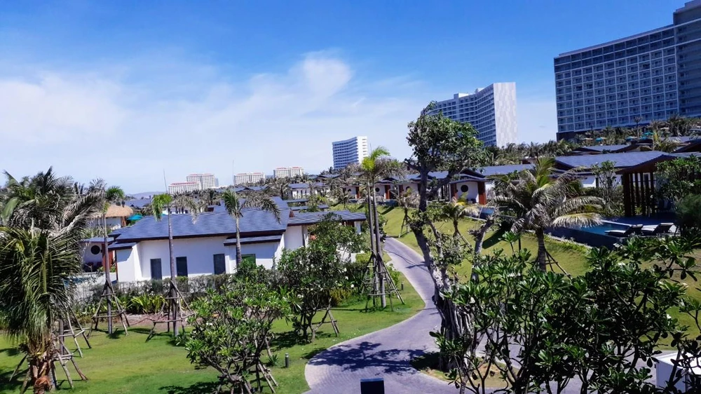 Bờ biển dài 13 km chạy dọc bán đảo Cam Ranh với nhiều dự án du lịch. Ảnh: HUỲNH HẢI.