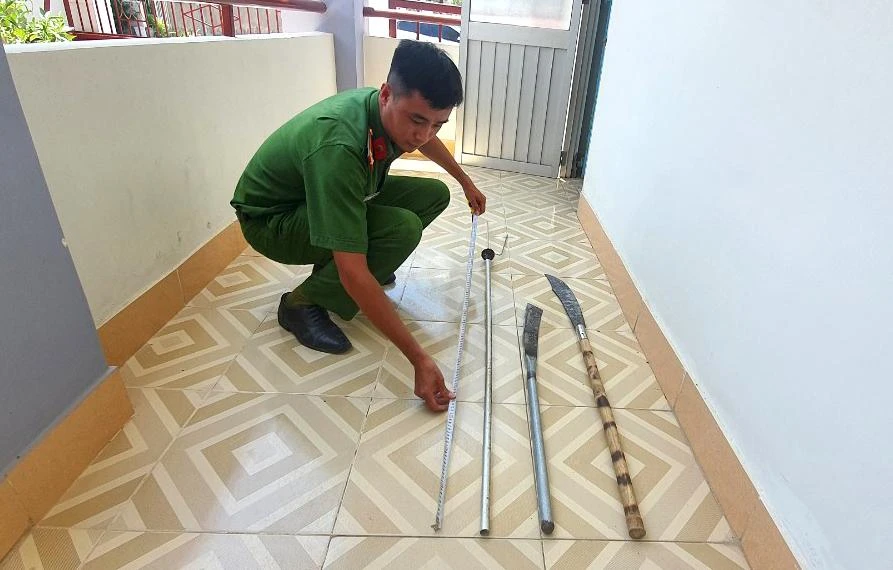 Công an phường Mỹ Bình đã thu giữ số hung khí. Ảnh: HUỲNH HẢI.