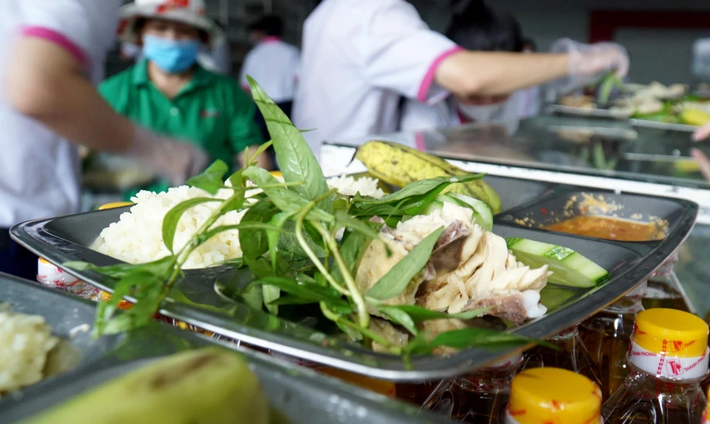 Phần cơm gà 2.000 đồng của quán. Ảnh: Huỳnh Hải.