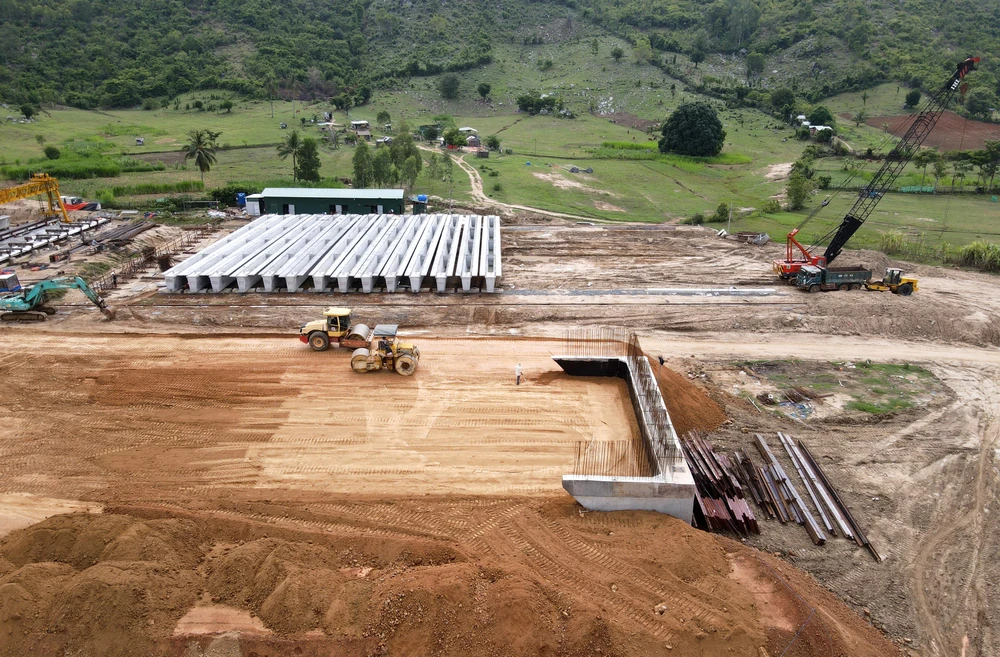 Cao tốc Cam Lâm - Vĩnh Hảo dự kiến sẽ hoàn thành vào quý 3-2024, góp phần từng bước hình thành tuyến đường bộ cao tốc Bắc - Nam phía Đông. Cao tốc sẽ nâng cao năng lực vận chuyển hàng hoá, thông thương trong khu vực, phù hợp với định hướng và quy hoạch phát triển hạ tầng giao thông vận tải; kết nối tất cả các trung tâm kinh tế phía Nam Trung Bộ và vùng kinh tế trọng điểm Đông Nam Bộ, hoàn thiện kết cấu hạ tầng đồng bộ và tạo động lực phát triển đột phá kinh tế - xã hội.