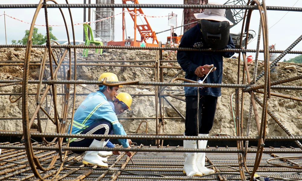 Nhà thầu đang triển khai thi công phần cọc, thân trụ cầu Km56. Các thợ hàn đang hàn các kết cấu thép phần móng cầu km56.