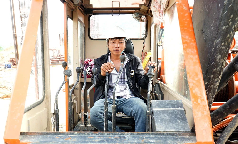 Anh Trần Ngọc Hải, nhân viên lái cẩu của Công ty Cổ phần Tổng công ty Đầu tư Xây dựng 194, cho biết anh nhận được mức lương 20 triệu đồng/ tháng. Với mức lương này, anh đủ lo cho vợ và hai con ở quê nhà Phú Yên. “Dân công trường xa nhà cũng tiêu tốn nhiều chi phí lắm, nhưng mức lương 20 triệu cũng lo được cho vợ và các con ở quê” - anh Hải tâm sự.