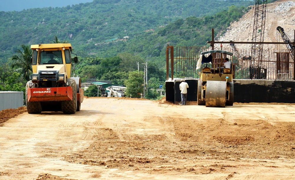 Ông Phạm Văn Thưởng cho biết toàn bộ 38 km do Công ty Cổ phần Tổng công ty Đầu tư Xây dựng 194 thi công đã được thông tuyến, đang được đắp đất nền đường K95 và thi công hệ thống thoát nước.