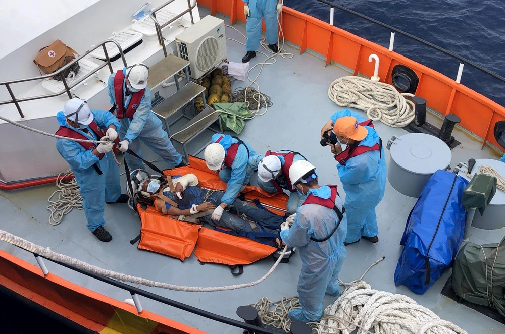 Lực lượng cứu hộ đưa thuyền viên tàu ALPHA AFOVOS xuống tàu cứu nạn SAR27-01. Ảnh: NT.