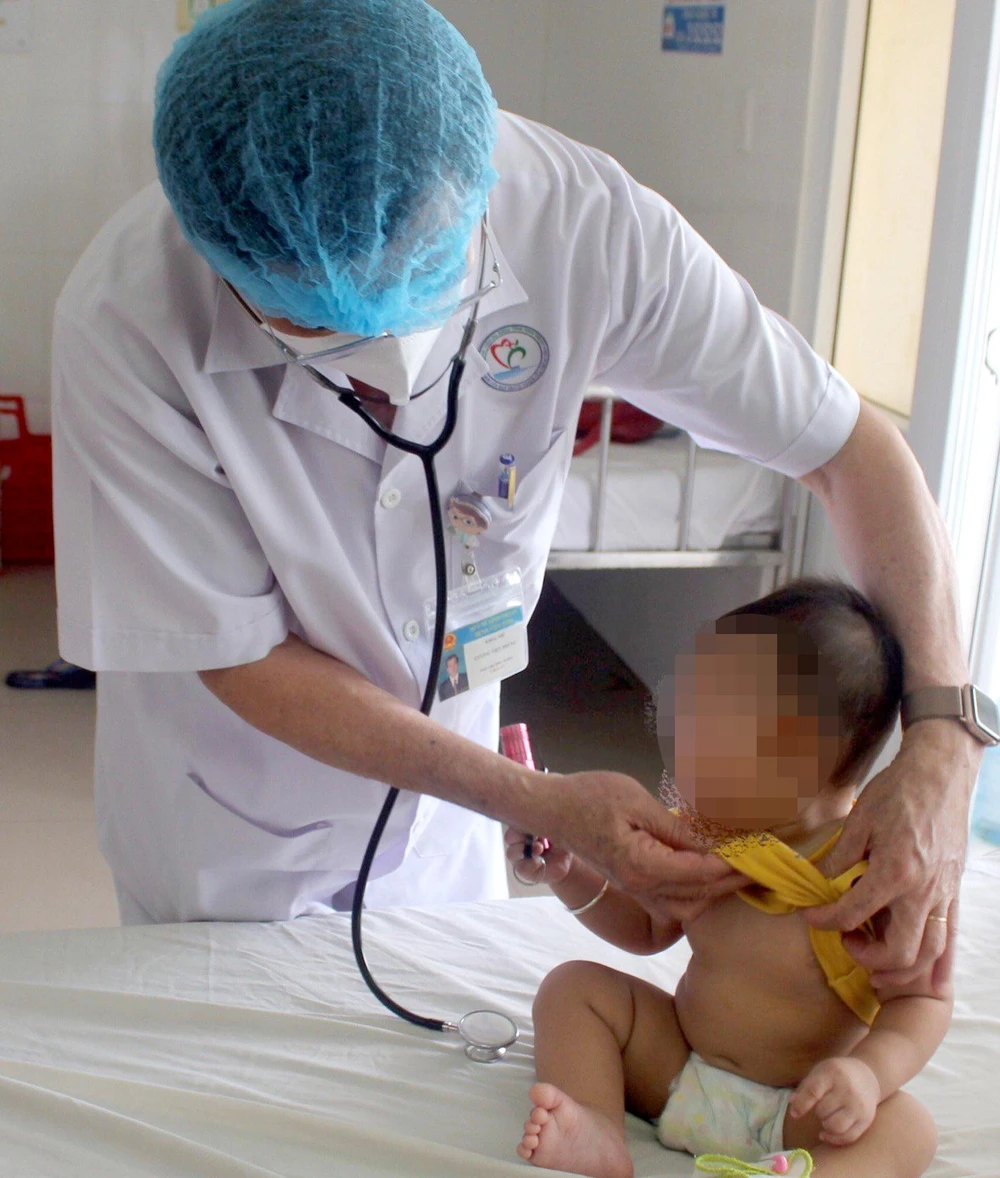 Bé T. đã khỏe mạnh và xuất viện sau khi được gắp dị vật kịp thời. Ảnh: BVCC