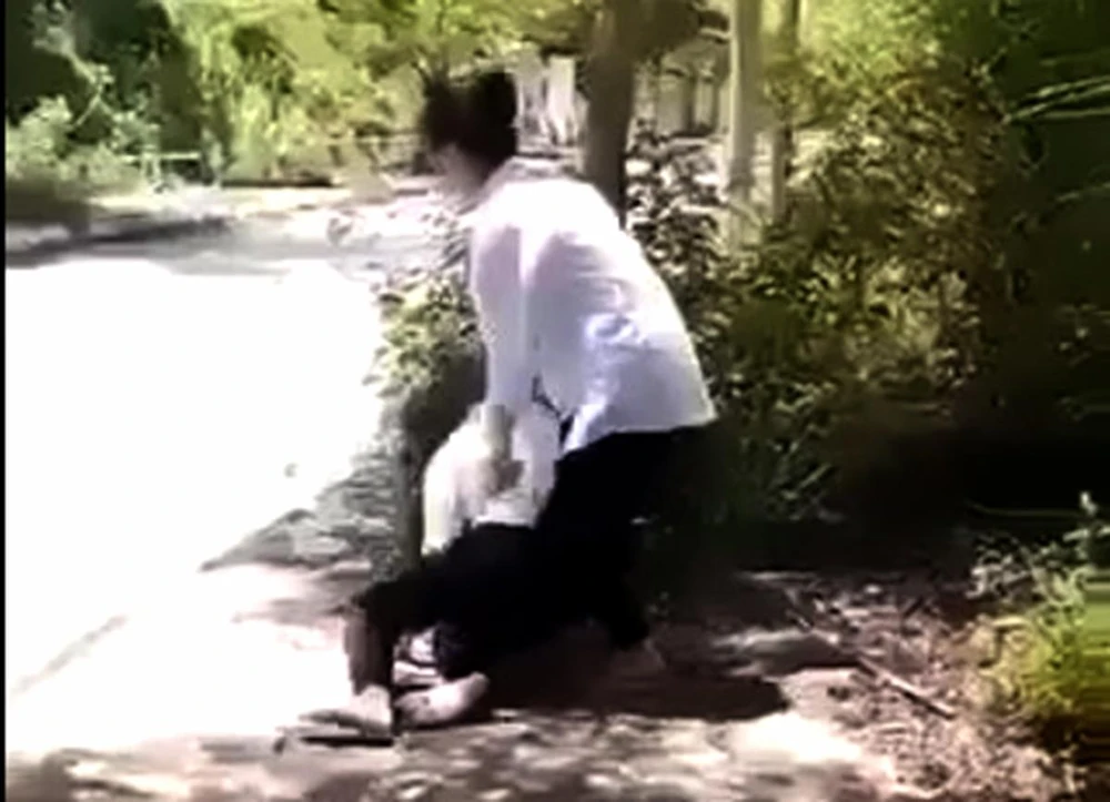 Nữ sinh lớp 7 ở huyện Vạn Ninh, Khánh Hòa bị bạn học đánh. Ảnh: Cắt từ clip.