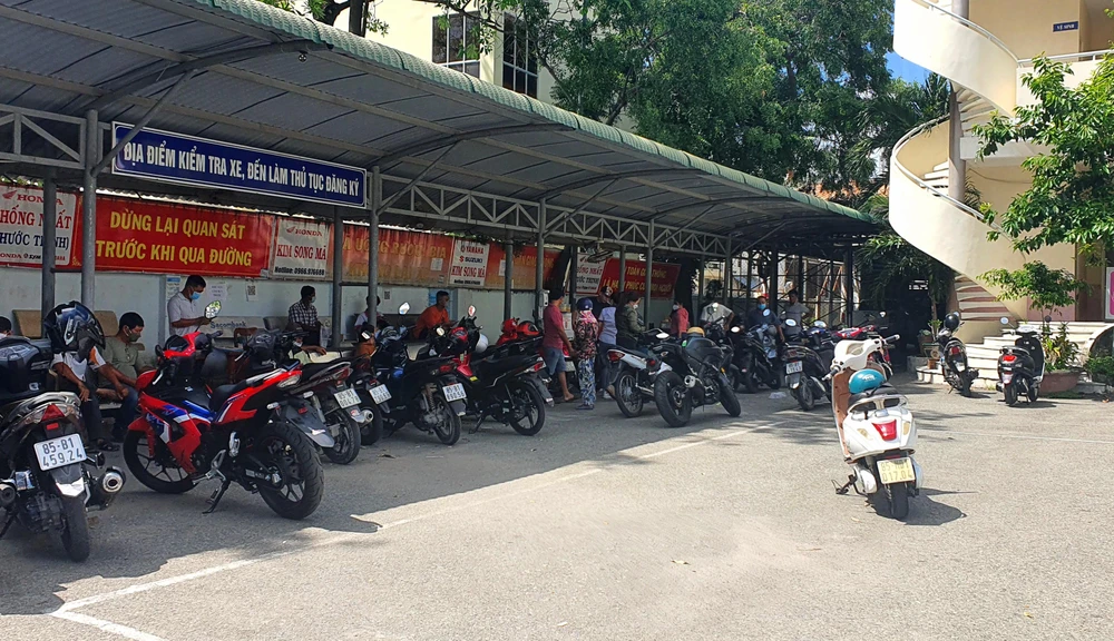 Công an 27 xã ở Ninh Thuận sẽ cấp biển số mô tô, xe gắn máy từ ngày 21-5. Ảnh: HUỲNH HẢI.