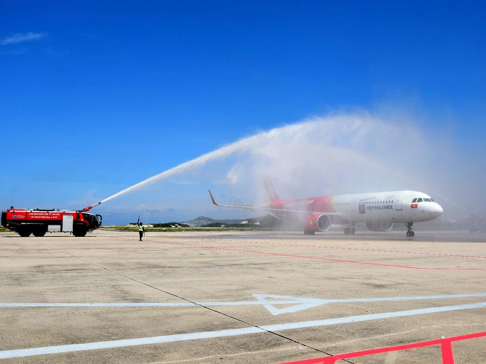 Chuyến bay đầu tiên đến từ Hàn Quốc sau 2 năm ngưng trệ được đón bằng nghi thức vòi rồng. Ảnh: SÂN BAY CAM RANH.