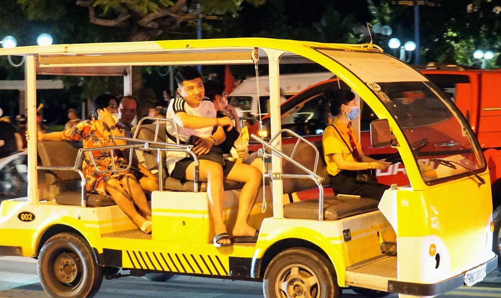 Du khách thích thú tham gia cùng đoàn người ăn mừng.