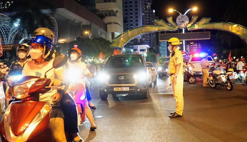 CSGT Khánh Hòa phân luồng giao thông cho người hâm mộ ăn mừng.