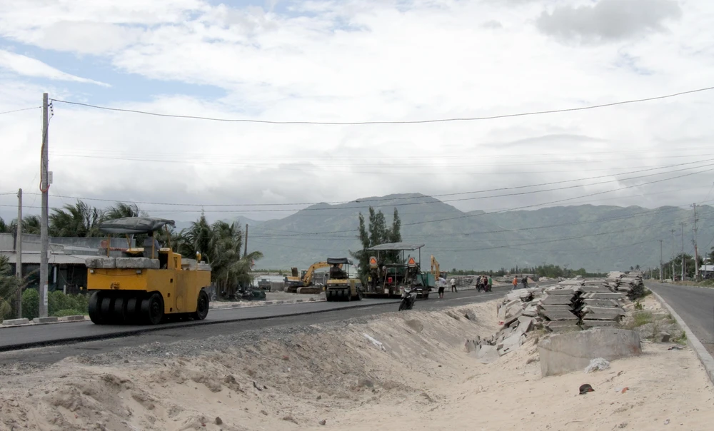 Tỉnh lộ 651 nối quốc lộ 1 đi Đầm Môn sắp hoàn thành sẽ tạo ra quỹ đất hàng ngàn ha. Ảnh: LÊ HIỀN.