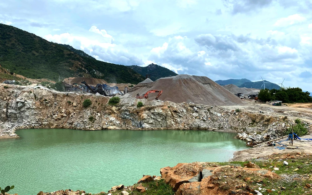 Công ty Đá Hóa An 1 đang giải quyết lượng đá tồn động tại mỏ đá Ông Ngài. Ảnh: HUỲNH HẢI.