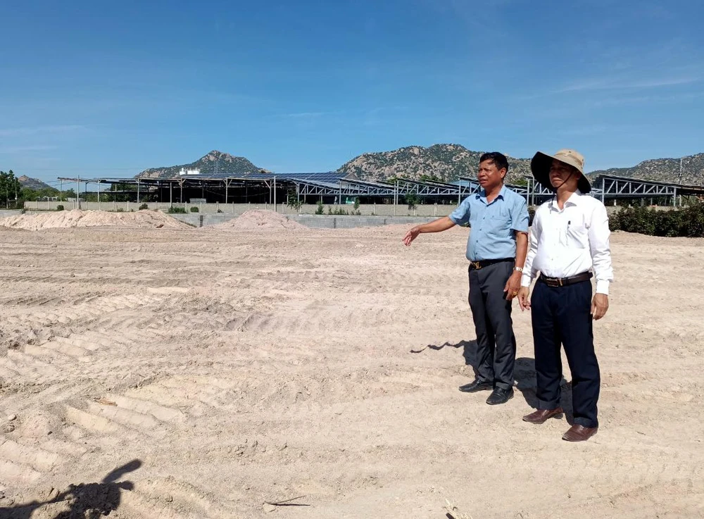 Ông Nguyễn Văn Quế (áo trắng), Giám đốc Sở TN&amp;MT tỉnh Ninh Thuận đi kiểm tra hiện trạng tại KCN Phước Nam. Ảnh: HH.