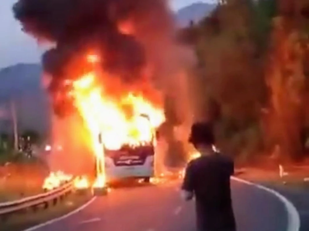 Xe giường nằm cháy dữ dội trên đèo Khánh Lê. Ảnh: Cắt từ clip.