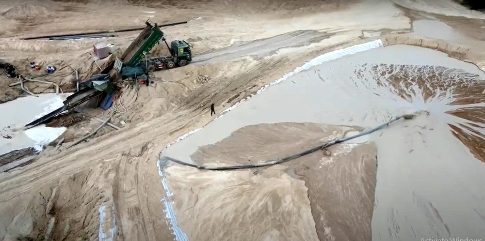 UBND tỉnh chỉ đạo xem xét, xử lý việc lợi dụng tận thu để sàng, rửa cát trái phép trong KCN Phước Nam. Ảnh: HH.