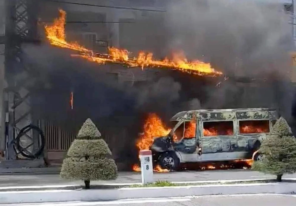 ô tô 16 chỗ bốc cháy trên đường phố Nha Trang. Ảnh: TH.