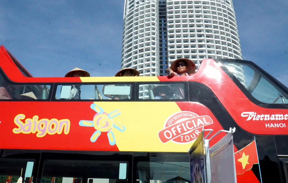 Đây là lần đầu tiên du khách được trải nghiệm xe buýt hai tầng tại TP Nha Trang. Xe xuất phát từ khu du lịch Vinpear chạy dọc theo đường Trần Phú – Phạm Văn Đồng đến khu du lịch Amiana và ngược lại.