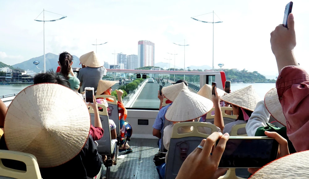 Hành trình xe buýt hai tầng sẽ đi qua các khu du lịch quảng trường 2-4, bãi biển các di tích danh thắng như Hòn Chồng, Núi Cô tiên, Viện hải dương học, bến du thuyền… cho du khách trải nghiệm.