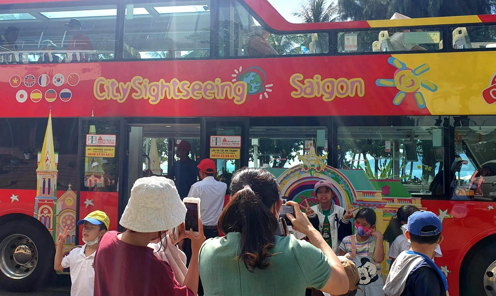 Theo lãnh đạo Sở Du lịch tỉnh Khánh Hòa, việc sử dụng xe buýt hai tầng miễn phí cho du khách đi lại, tham quan trong dịp liên hoan góp phần đưa hình ảnh du lịch Nha Trang và Khánh Hòa đến với du khách trong và ngoài nước. Liên hoan du lịch biển Nha Trang 2022 diễn ra từ ngày 16 đến 19-6 với nhiều hoạt động du lịch đa dạng nhằm góp phần phục hồi ngành du lịch sau đại dịch COVID-19.