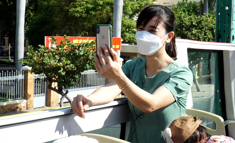 Du khách chia sẻ rất thú vị với trải nghiệm lần đầu tiên chị được ngắm cả bãi biển Nha Trang trong xanh và nhiều cảnh đẹp.