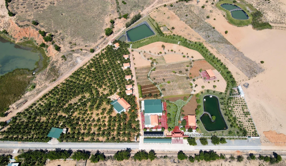 Ông Nguyễn Tấn Lộc, Chủ tịch UBND xã Phước Dinh, xác nhận Khu du lịch sinh thái Nam Hoa Viên xây dựng trái phép một số công trình. Ảnh: HUỲNH HẢI.